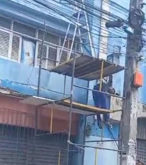 [Vídeo] Trabalhador sofre choque elétrico e fica pendurado em andaime no Centro