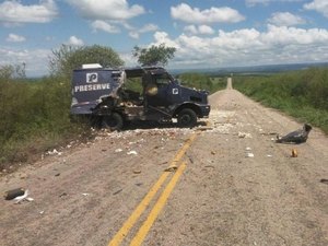 Criminosos explodem carro forte no Sertão de Pernambuco
