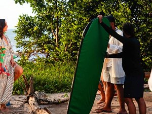 Praia do Patacho é escolhida como cenário para editorial de moda com Luiza Brunet