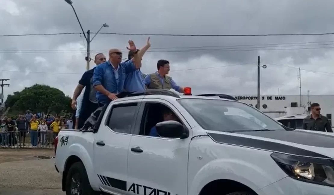 Bolsonaro chega à Bahia para entrega de duplicação de rodovias federais
