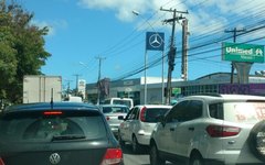 Trânsito congestionado na Avenida Fernandes Lima
