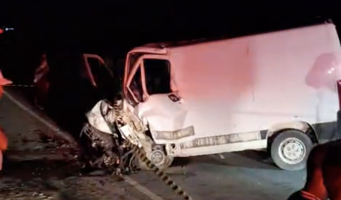 Colisão entre carro e van deixa um morto e quatro feridos na zona rural de Atalaia