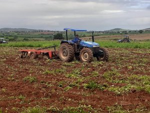 Mais de 1.700 tarefas de terras de agricultores familiares são aradas pela prefeitura de Lagoa da Canoa