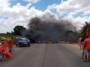 [Vídeo] Sem-terra de Arapiraca protestam por atendimento médico na AL-115