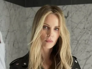 Charlize Theron revela que mãe matou o pai para salvá-las de ataque