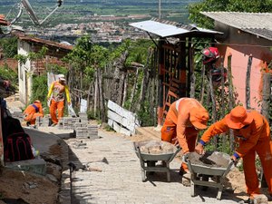 Prefeitura de Palmeira dos Índios avança com pavimentação no Alto do Cruzeiro