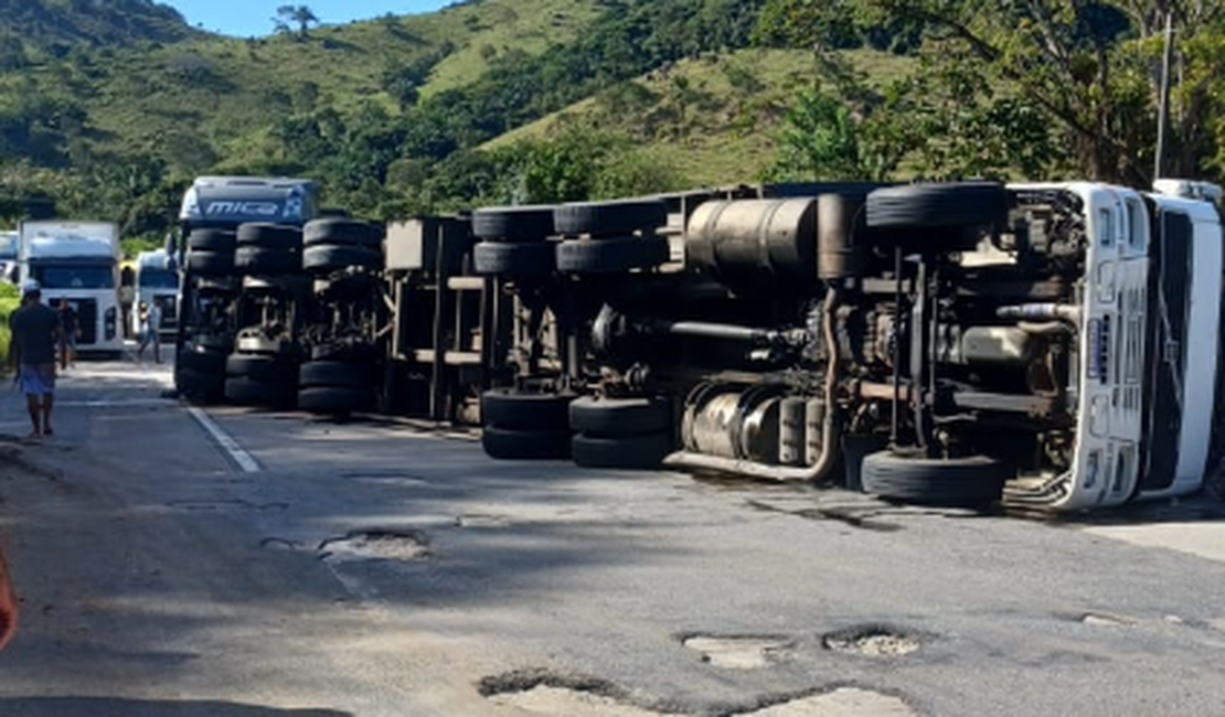 Carreta tomba na BR-101 com carga de garrafas pet e de vidro