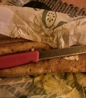 Cliente encontra faca dentro de sanduíche e caso viraliza nas redes