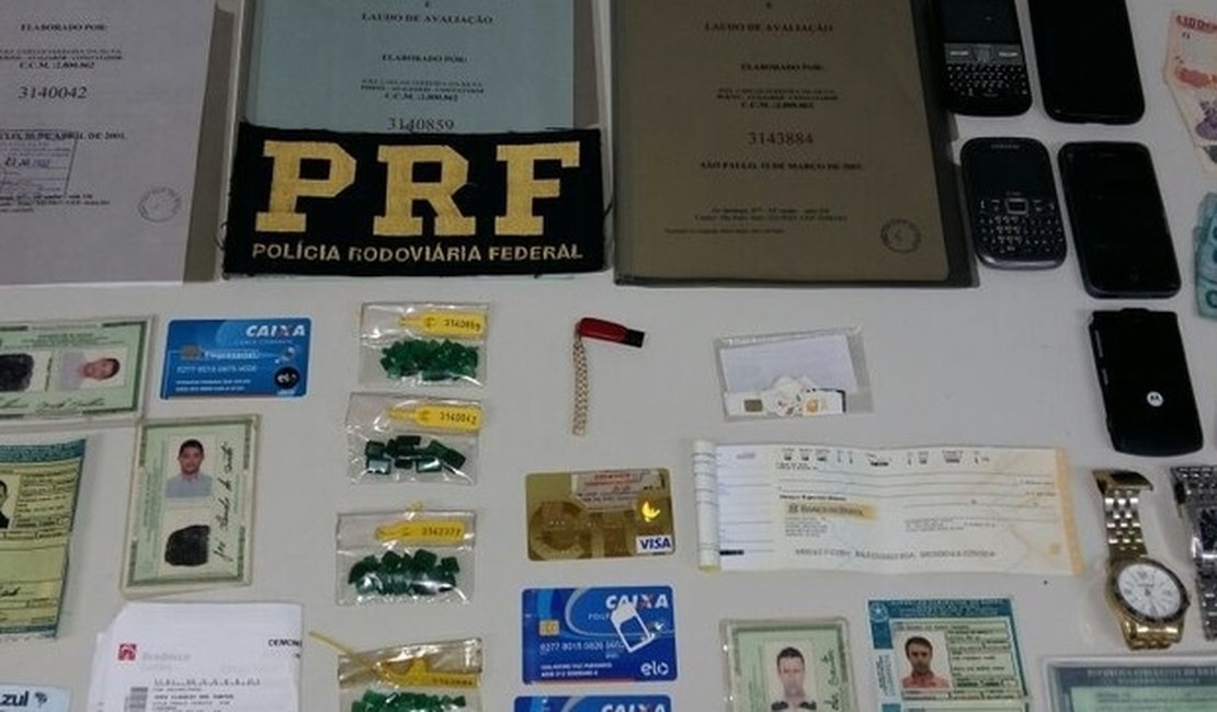 PRF prende dupla com pedras preciosas avaliadas em R$220 mil