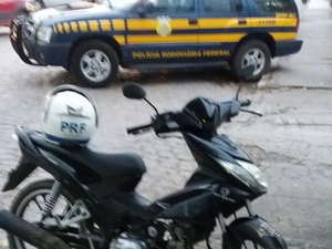 PRF prende acusado de receptação e recupera veículo roubado na BR-104