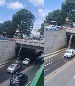 [Vídeo] Homem se revolta após passar por baixo de viaduto e levar banho de esgoto em Maceió