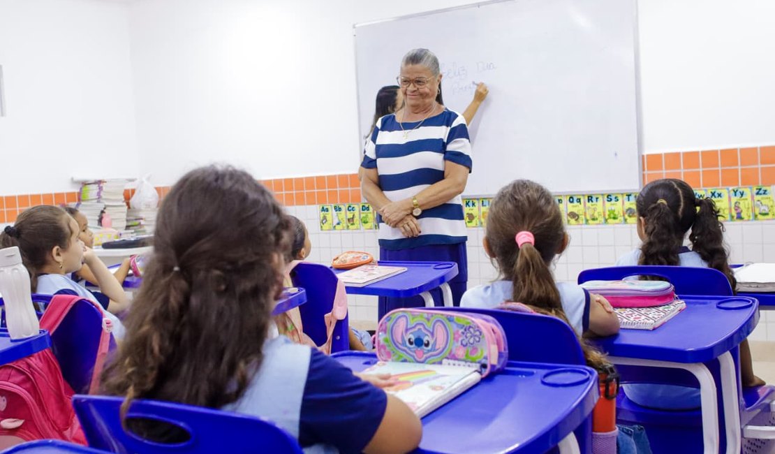 Prefeita Tia Júlia inicia visita técnica às escolas públicas de Palmeira dos Índios