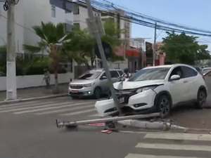 Carro perde controle e colide contra poste na Av. Álvaro Calheiros