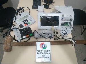 Eleitor é detido após quebrar urna eletrônica com marreta em SC
