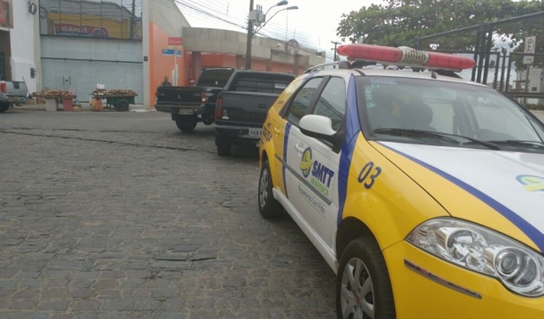 Colisão entre carros é registrada em frente a praça de Arapiraca