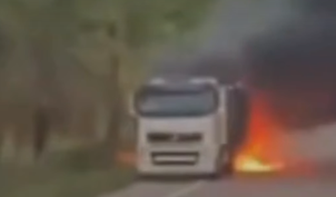 Caminhoneiro consegue salvar cabine de carreta em incêndio