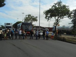 Passageiros protestam contra superlotação no transporte intermunicipal