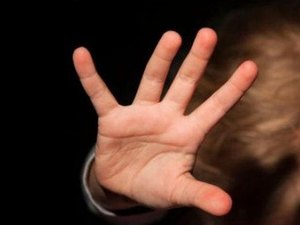Presa mulher que participava de estupros de crianças praticados por pedófilo de 65 anos