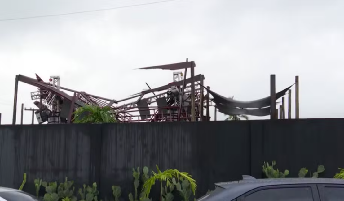 Teto de casa de show desaba e deixa mais de 40 feridos, em João Pessoa