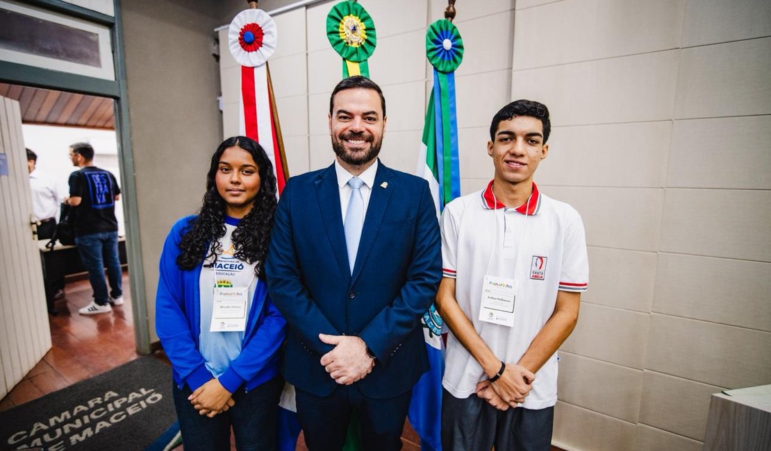 Plenarinho elege presidente e vice entre estudantes selecionados para dia de vereador
