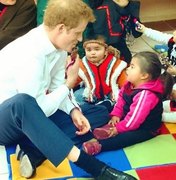 Príncipe Harry brinca com crianças em Santiago