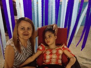Menina com paralisia ganha na Justiça direito de receber remédio à base de maconha