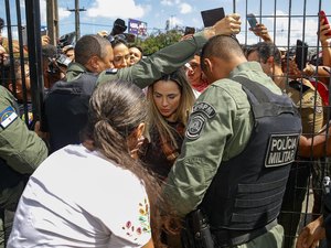 [Vídeo] Deolane Bezerra usa look de mais de R$ 48 mil para ir a fórum no Recife