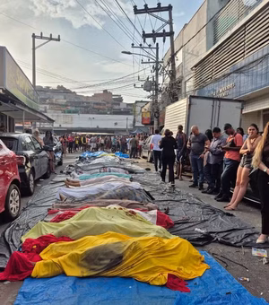 Pelo menos 55 corpos são levados por moradores para praça na Penha; mortes não constavam no balanço