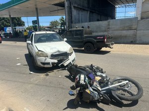 Colisão entre veículos deixa motociclista ferida em avenida de Arapiraca