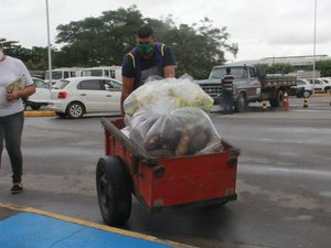 [Vídeo] Após ter produtos apreendidos, ambulante é realocado para ponto fixo de comercialização