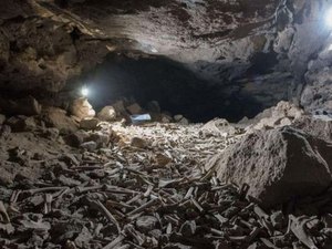 A macabra pilha de ossos humanos descoberta em caverna na Arábia Saudita