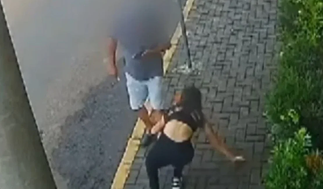 [Vídeo] Mulher é atacada com ácido ao voltar de academia no Paraná