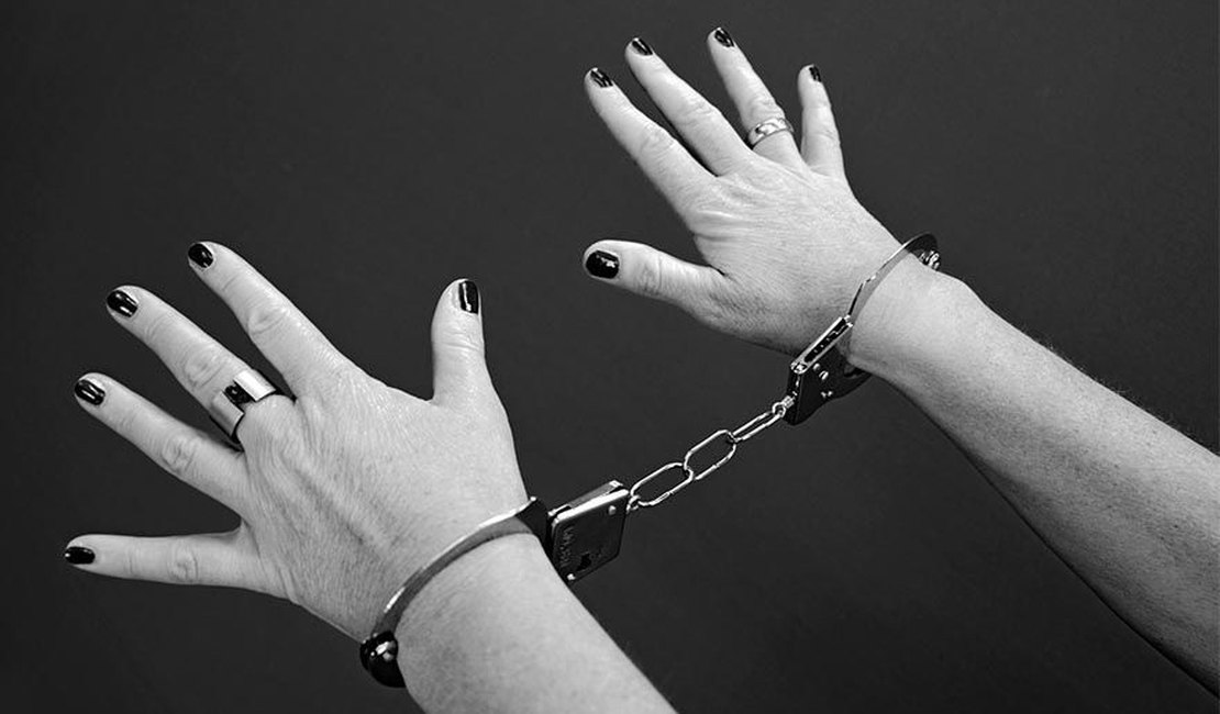 PC prende mulher foragida da justiça em Marechal Deodoro