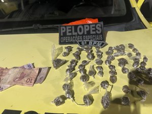 Homem é preso por tráfico ao ser flagrado com 75 bombinhas de maconha em Maragogi