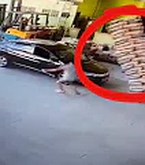 [Vídeo] Sacos de cimentos caem em cima de veículo; motorista estava dentro do carro