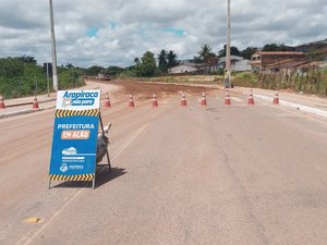 [Vídeo] Rua é interditada para conclusão de recuperação da pavimentação asfáltica