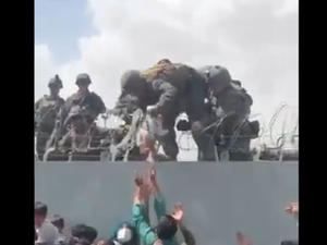Pais entregam crianças para militares no aeroporto de Cabul