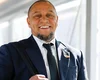 Roberto Carlos viraliza ao ver jogo do Brasil com celular de ouro