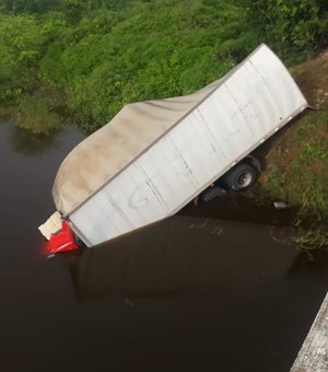 [Vídeo]Motorista de caminhão perde controle e morre após cair dentro de riacho