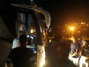 [Vídeo] Bando armado assalta ônibus com estudantes na BR 101