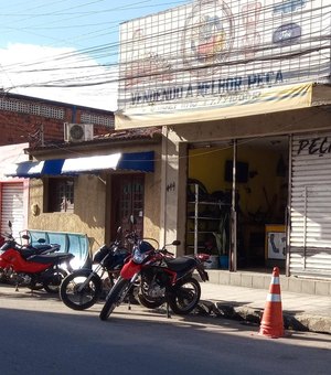 Bombeiros são acionados para retirar cobra de dentro de loja em Arapiraca