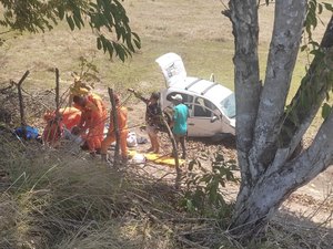 Táxi locado que saiu de Penedo caí em ribanceira em povoado de Sergipe