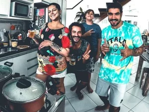 Caio Castro posta foto sem aliança com amigos e levanta suspeita