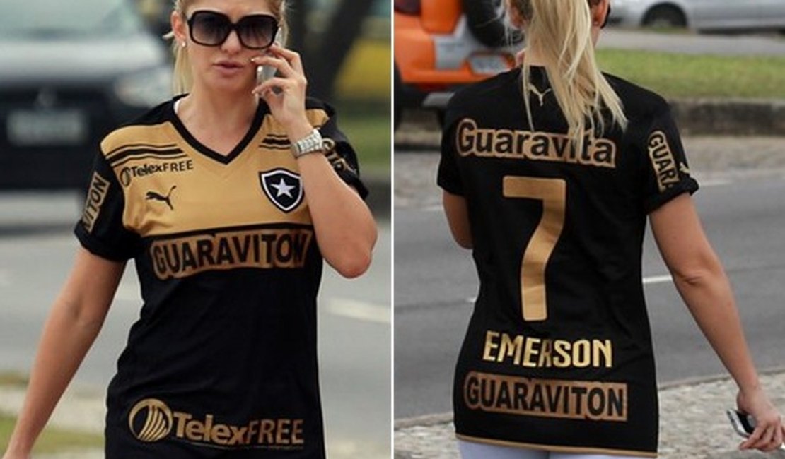 Antônia Fontenelle caminha na orla com camisa do ex