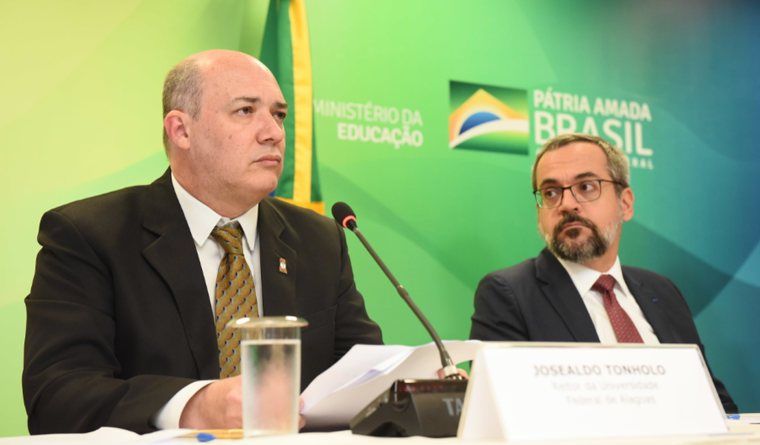 Tonholo toma posse em Brasília como novo reitor da Ufal