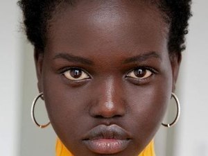 Ex-refugiada, top model tem foto trocada e acusa revista de 'racismo'