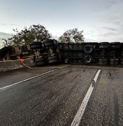 Acidente deixa cinco feridos e interdita BR-101 em Porto Real do Colégio