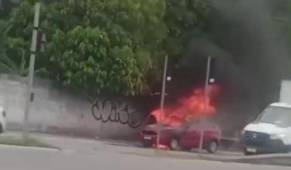 [Vídeo] Carro pega fogo perto da Passarela da Ufal e é destruído pelas chamas em Maceió