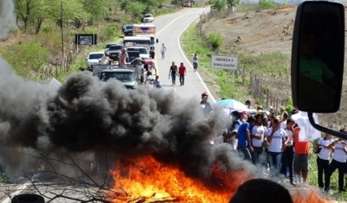 Sem transporte, alunos da rede estadual prometem realizar manifestação em Traipu