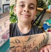 Mãe deixa filho autista de 7 anos tatuá-la e comemora resultado: 'Alegria única'